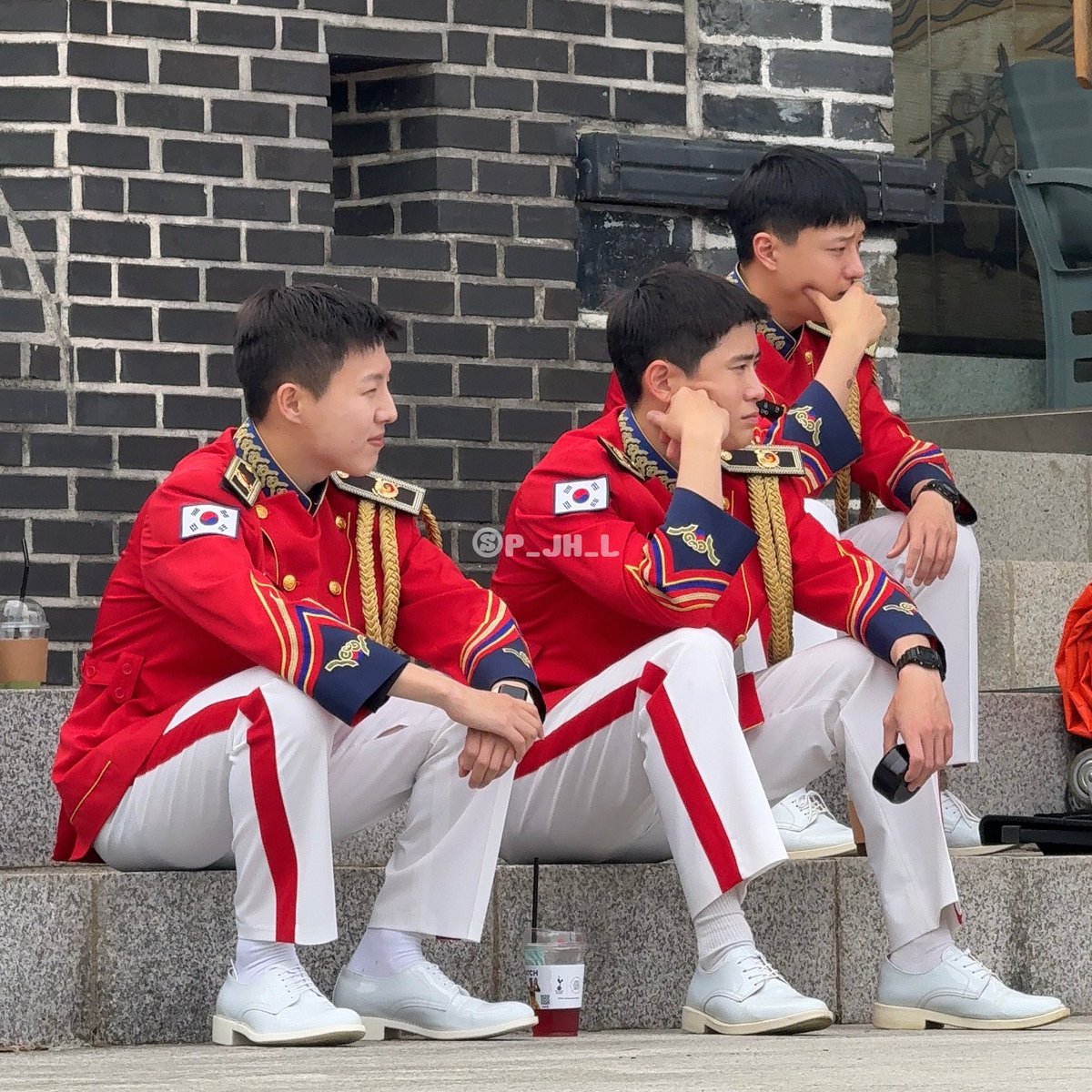 moralhaejaed's tweet photo. 수상하게뷔페탑을잘쌓는보컬
수상하게은밀한노출하는보컬
수상하게립밥에집착하는보컬 https://t.co/ZSQJ6NxzwU
