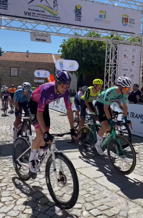#GPBeiras 🇵🇹

A 💯 km de meta, cuatro ciclistas de equipos continentales lideran con 3⃣ minutos de ventaja

Quedan dos subidas de montaña antes del final en ascenso en Penamacor 💪🏻