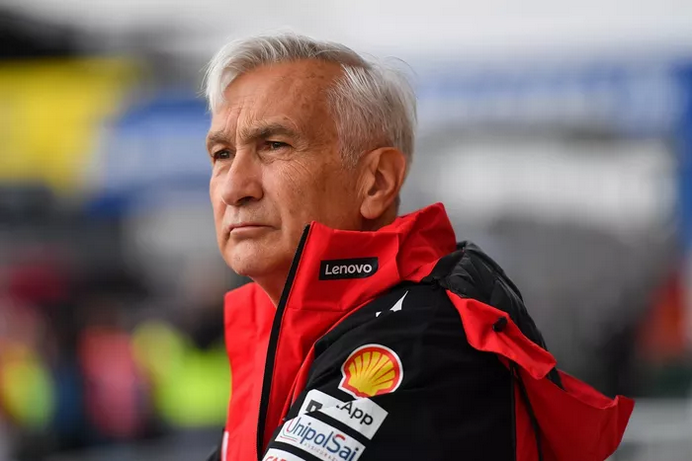 Tardozzi diciendo al micrófono de Dazn que se está rodando más rápido y que aunque Pecco está yendo más rápido obviamente no basta, que las diferencias entre las dos motos no son tantas entre las 24 y 25 (o como quieran llamarla)  y que Marc Márquez está en el mejor estado de