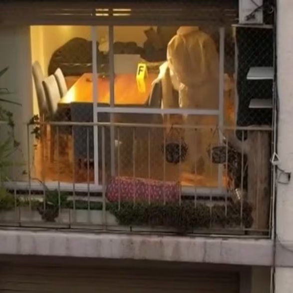 UHN_Plus's tweet photo. 🇦🇷 | En el corazón de Villa Crespo, Buenos Aires, se vivió una escena que hiela la sangre. Laura Fernanda Leguizamón, de 51 años, asesinó a su esposo Bernardo Seltzer y a sus dos hijos, Ian e Ivo, de 15 y 12 años, antes de quitarse la vida. 

La mujer, que llevaba meses bajo tratamiento psiquiátrico, dejó una carta en la cocina: “Todo mal, fue mucho”, escribió con una letra que ya no pedía ayuda, sino que daba por perdido todo.

El crimen ocurrió en el silencio de su hogar. Esperó que todos durmieran. Apagó la luz. Primero atacó a su esposo con tres puñaladas. Luego a sus hijos, que intentaron defenderse. Uno fue encontrado sin vida en su habitación; el otro, en un pasillo, como si hubiese querido escapar. La escena fue descubierta por la empleada doméstica, quien al entrar al mediodía del 21 de mayo, se topó con el infierno.

La autopsia reveló violencia extrema: entre 10 y 12 puñaladas a cada niño. Laura fue hallada en el baño con una puñalada en el corazón, cortes en las muñecas y hasta una uña incrustada en el cuello. La desesperación tenía nombre. Según su hermana, la mujer ya no podía más. Los peritos analizan su celular y las últimas semanas de su vida para entender qué llevó a una madre a este desenlace brutal.

La familia, que en redes sociales aparecía feliz y activa, era conocida por sus viajes y salidas. Hoy, la comunidad judía, incluida la AMIA, llora a sus miembros, mientras el país entero se pregunta cómo detectar a tiempo un colapso mental así. Villa Crespo no duerme, y Argentina despierta a una verdad incómoda: la salud mental también mata.