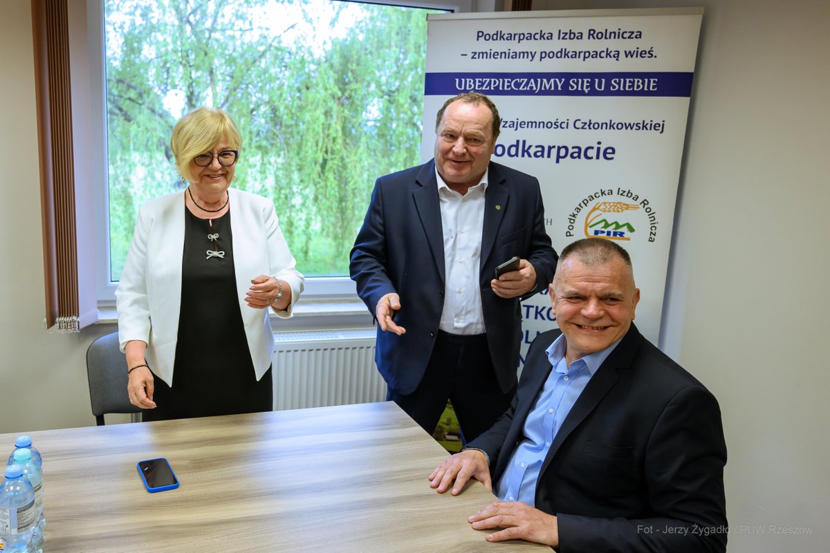 TKH_Teresa's tweet photo. „Polska winna trwać wiecznie” – Wincenty Witos
🌾Spotkałam się z Podkarpacką Izbą Rolniczą, dyr. #PODR i rolnikami - rozmawialiśmy o problemach i potrzebach rolników.
Silne polskie rolnictwo to priorytet rządu!
Podejmowane są konkretne działania, by wspierać naszych rolników. https://t.co/9nJf2bHjUP