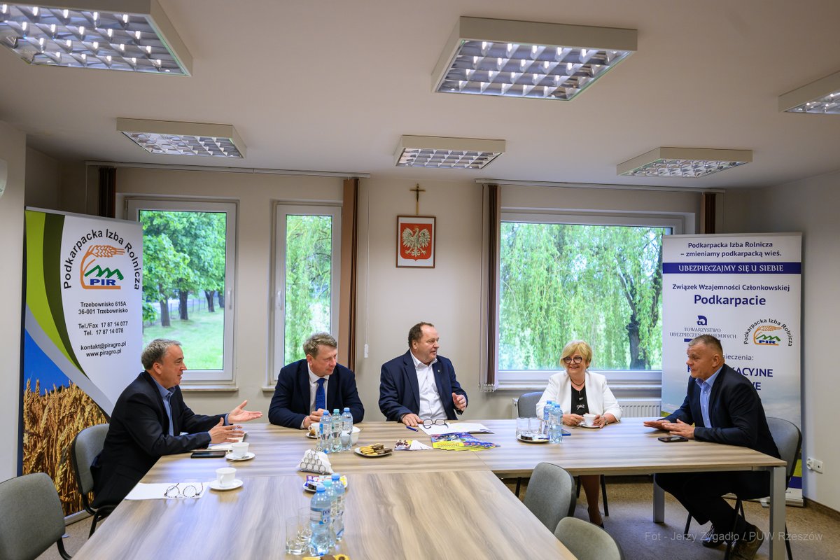 TKH_Teresa's tweet photo. „Polska winna trwać wiecznie” – Wincenty Witos
🌾Spotkałam się z Podkarpacką Izbą Rolniczą, dyr. #PODR i rolnikami - rozmawialiśmy o problemach i potrzebach rolników.
Silne polskie rolnictwo to priorytet rządu!
Podejmowane są konkretne działania, by wspierać naszych rolników. https://t.co/9nJf2bHjUP