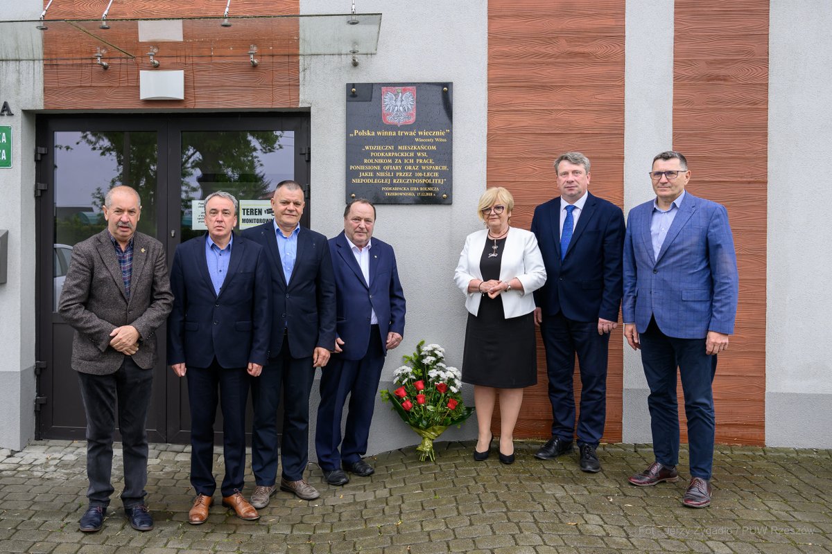 TKH_Teresa's tweet photo. „Polska winna trwać wiecznie” – Wincenty Witos
🌾Spotkałam się z Podkarpacką Izbą Rolniczą, dyr. #PODR i rolnikami - rozmawialiśmy o problemach i potrzebach rolników.
Silne polskie rolnictwo to priorytet rządu!
Podejmowane są konkretne działania, by wspierać naszych rolników. https://t.co/9nJf2bHjUP
