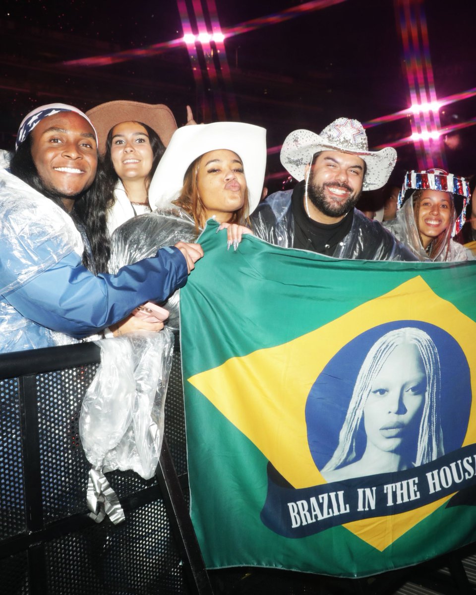 beyoncebrasil's tweet photo. 🇧🇷😭 A nossa bandeira do projeto “BRAZIL IN THE HOUSE” apareceu no site oficial da Beyoncé, e ela disse “I LOVE YOU” para DUAS fãs que estavam segurando a bandeira no final do show.

#CowboyCarterTour https://t.co/p5GJeGQGJO