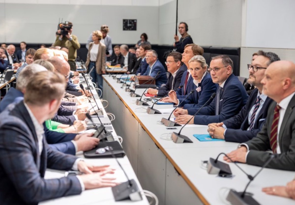 Liebes Grundgesetz, Du wirst froh sein, zu hören, dass wir die Opposition jetzt in einen extra kleinen Raum gepfercht haben, um Dich zu schützen. Happy Birthday! Deine demokratische Mitte.