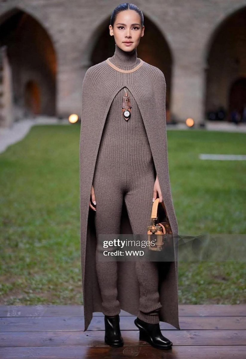 chaleenajaja's tweet image. ญาญ่าแบกชุดมาก