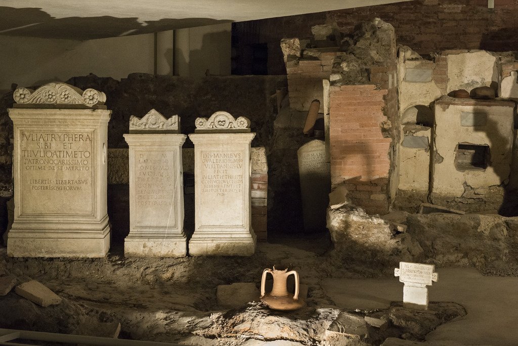 antigua_roma's tweet photo. Hoy se celebraban en Roma las rosalia, fiestas en honor de los difuntos en las que los familiares depositaban rosas en sus tumbas. https://t.co/xcK2VMQoyG