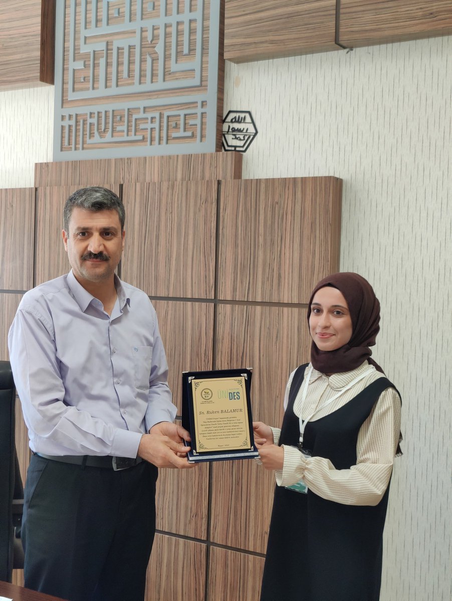 ÜNİDES projemiz sürecinde dekanlığımız tarafından topluluk başkanımız <a href="/balamur_ruken/">ruken balamur</a> 'a plaket takdiminde bulundu.Emeklerinden ötürü kendisine teşekkür ediyoruz.
<a href="/mardinartuklu/">Mardin Artuklu Üniversitesi</a> 
<a href="/ibrahimozcosar/">ibrahim özcoşar</a> 
<a href="/mauislamilimler/">MAÜ İlahiyat Fakültesi</a>