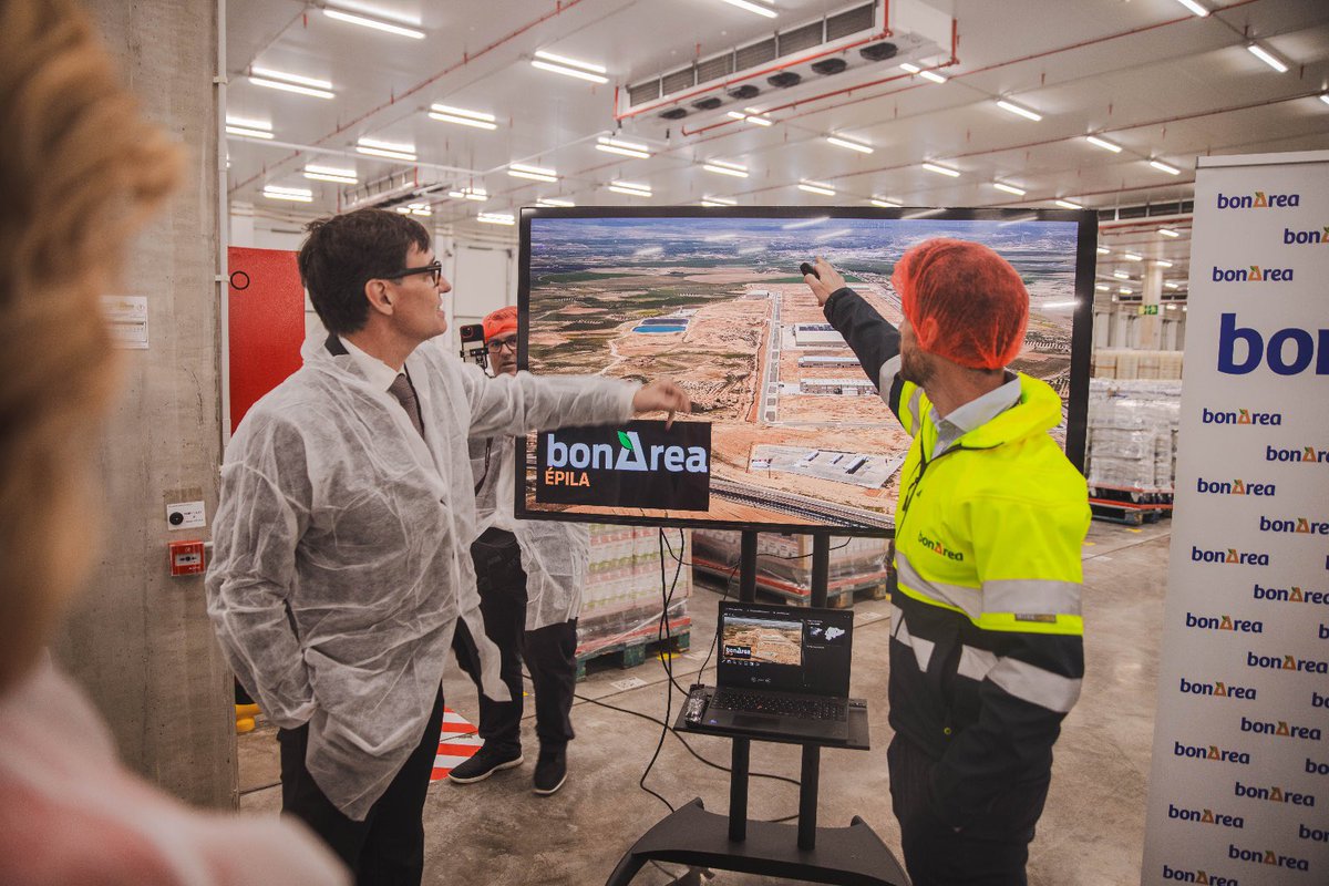 Pilar_Alegria's tweet photo. El centro alimentario de #BonArea en Épila va a ser uno de los grandes complejos logísticos de Aragón gracias a su ubicación estratégica.
Se prevé una inversión de 400 millones de euros y la creación de 4000 puestos de trabajo. Hoy lo he visitado junto a @salvadorilla https://t.co/Uc1Vhadzkt