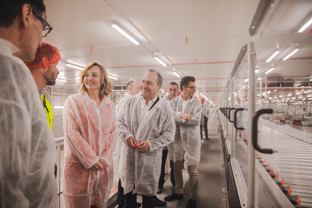 Pilar_Alegria's tweet photo. El centro alimentario de #BonArea en Épila va a ser uno de los grandes complejos logísticos de Aragón gracias a su ubicación estratégica.
Se prevé una inversión de 400 millones de euros y la creación de 4000 puestos de trabajo. Hoy lo he visitado junto a @salvadorilla https://t.co/Uc1Vhadzkt