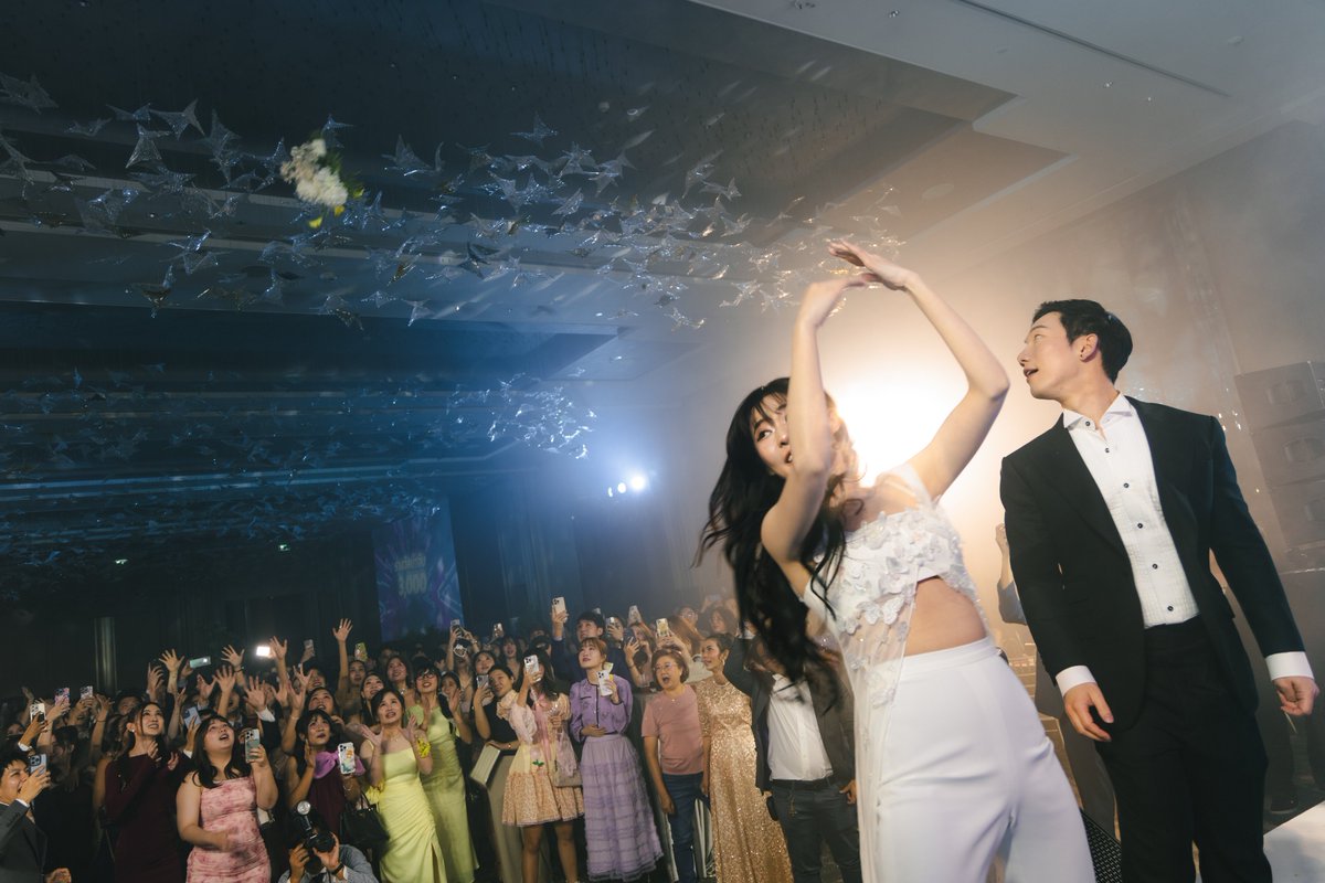 l2fann's tweet photo. ช่วงเวลาโยนดอกไม้ที่ไม่เคอะเขิน เฟี้ยววว
#namtaebesync 💐 https://t.co/3f6Ch6UJeK