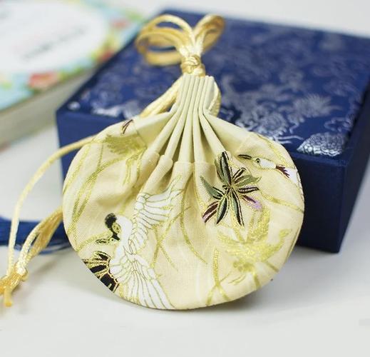 trooperdong's tweet photo. Tiny, fragrant, powerful.
Chinese scented sachets (Xiang Nang) are wearable wellness + heartfelt blessings.
Health, beauty, and emotion—stitched into one.
#XiangNang #ChineseHeritage #FolkCraft #FragranceTradition #WearableWisdom https://t.co/qguERArxoi