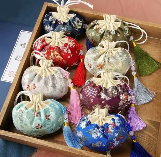 trooperdong's tweet photo. Tiny, fragrant, powerful.
Chinese scented sachets (Xiang Nang) are wearable wellness + heartfelt blessings.
Health, beauty, and emotion—stitched into one.
#XiangNang #ChineseHeritage #FolkCraft #FragranceTradition #WearableWisdom https://t.co/qguERArxoi