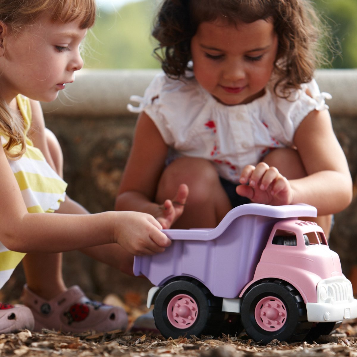 greentoysinc's tweet image. 🌼🚛 Spring into action with the Green Toys Dump Truck! Made from 100% recycled plastic, it's perfect for backyard builds, garden digs, and muddy May adventures. Big fun with a small footprint! ♻️🌱 #GreenToys #SpringPlay #EcoFriendlyFun #MayMoments
