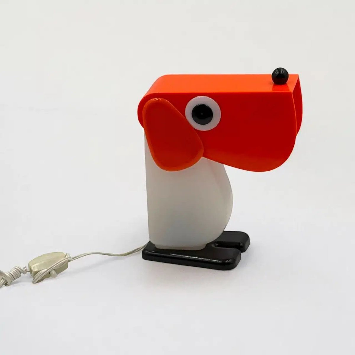 Fernando Cassetta produced a number of animal-form lamps for the firm Tacman Manara, also including a penguin and a toucan.

“Rufus” dog lamp, Plastic, c. 1970-1979, @natavintage_
#AntiqueOfTheDay