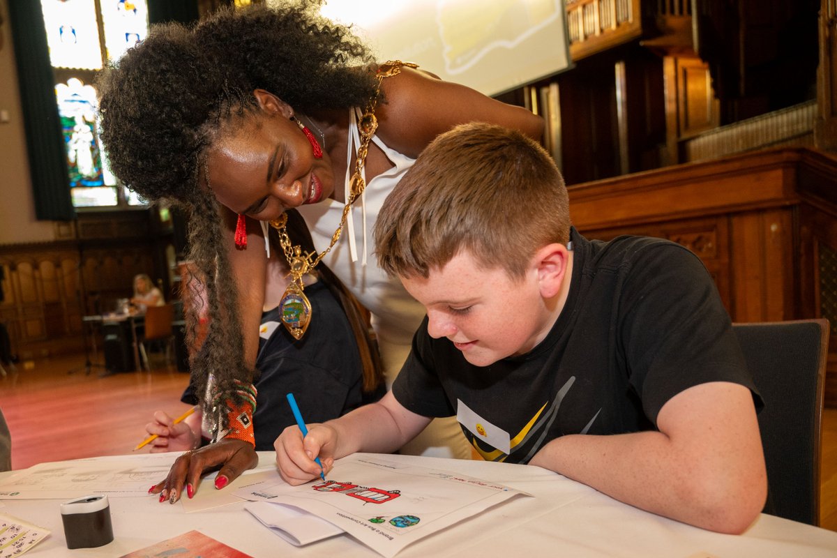 Translink_NI's tweet photo. We were delighted to support the @mayordcsdc @dcsdcouncil 'Our Guildhall, Our Space' event, engaging with young people around sustainable and active travel through public transport. Young attendees also had the chance to enter our #BrandaBus competition.

https://t.co/dDZHalf5oa https://t.co/EWkJyjS7bD