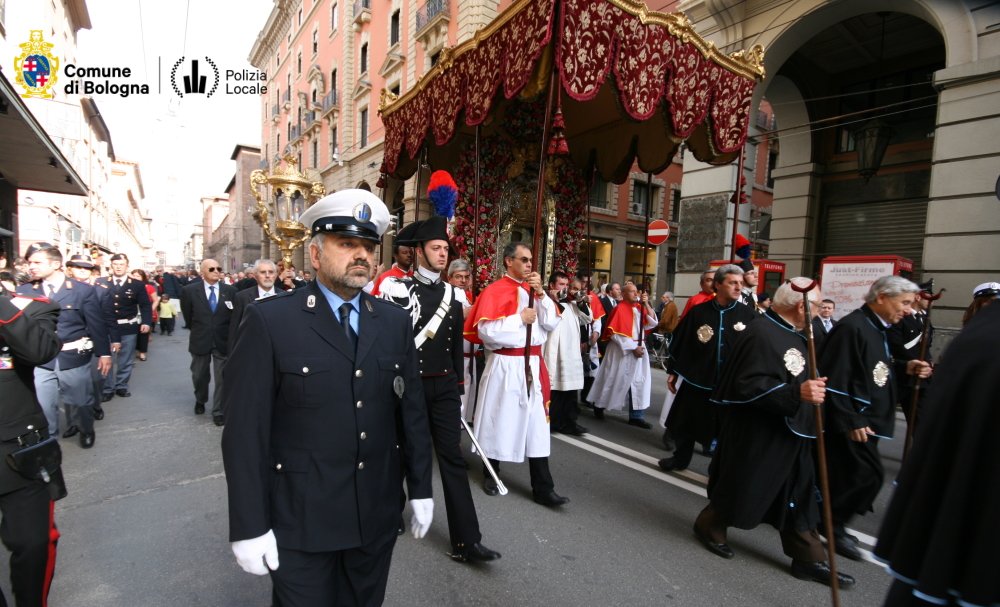 Sabato #24maggio discesa in città dell’icona della Beata Vergine di San Luca. Chiuse le vie lungo il percorso dalle 16 alle 19 : San Luca, Saragozza, Collegio di Spagna, Carbonesi, D’Azeglio, piazza Maggiore, piazza Nettuno, via Indipendenza. Bus deviati 👉bit.ly/4jaqAlv
