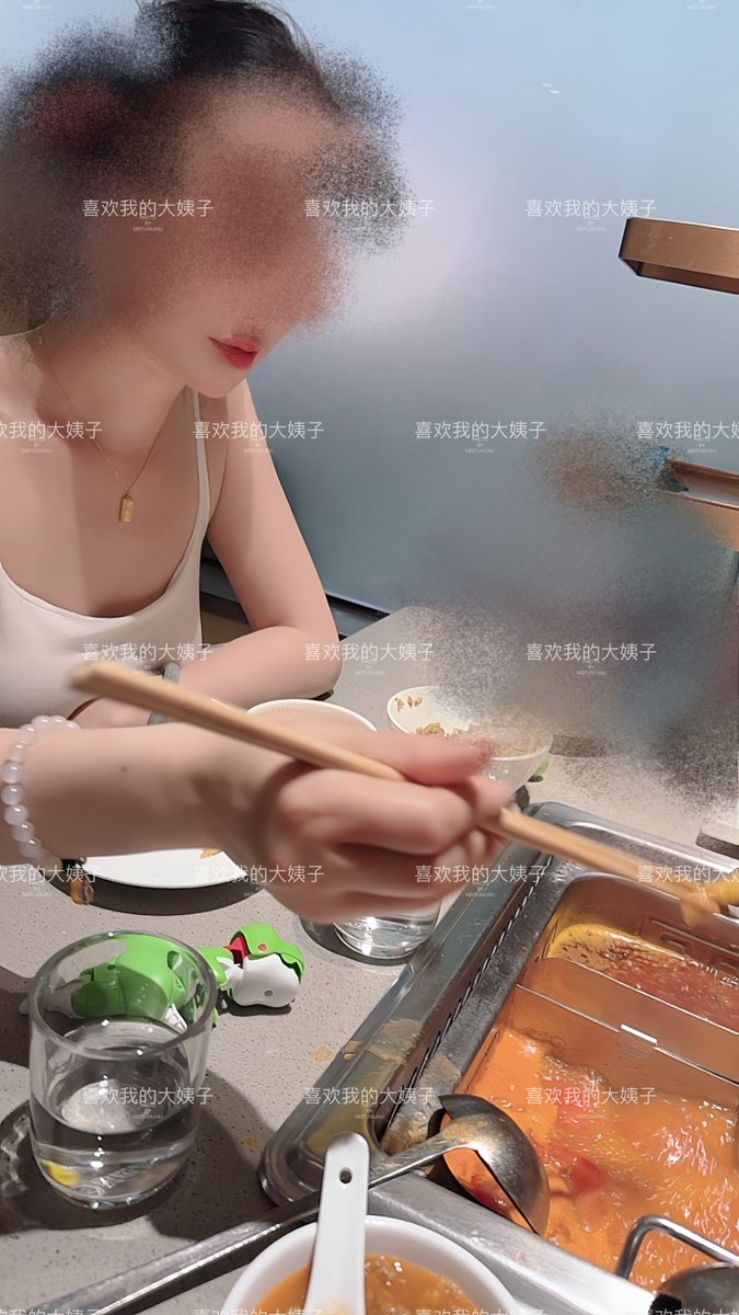 5月23号晚上好兄弟们，来吃海底捞了，今天下午没事的时候和大姐聊了好多
我今天休息在家
昨晚的视频，大姐把手机放在电视柜下面偷拍的视角老婆很主动，包括大姐也说老婆，昨晚的状态和之前不一样，电报群的兄弟们也都看了
今天我一天推特都不正常私信也收不到，发推文也发不出去
现在发的你们能看到吗 https://t.co/zgcM44z0mX