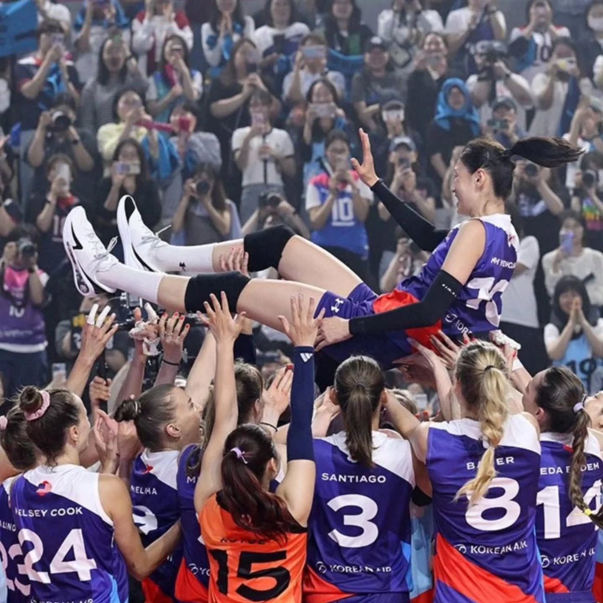 그날 코트에 섰을 때,
말로 다 할 수 없는 감정이 밀려왔습니다.
감사와 기쁨, 그리고 한 챕터의 끝을 마주한 아쉬움까지 여러분 덕분에 저의 마지막 경기는 잊지 못할, 진심 어린, 정말 아름다운 순간으로 남았습니다.
진심으로, 감사합니다.
김연경