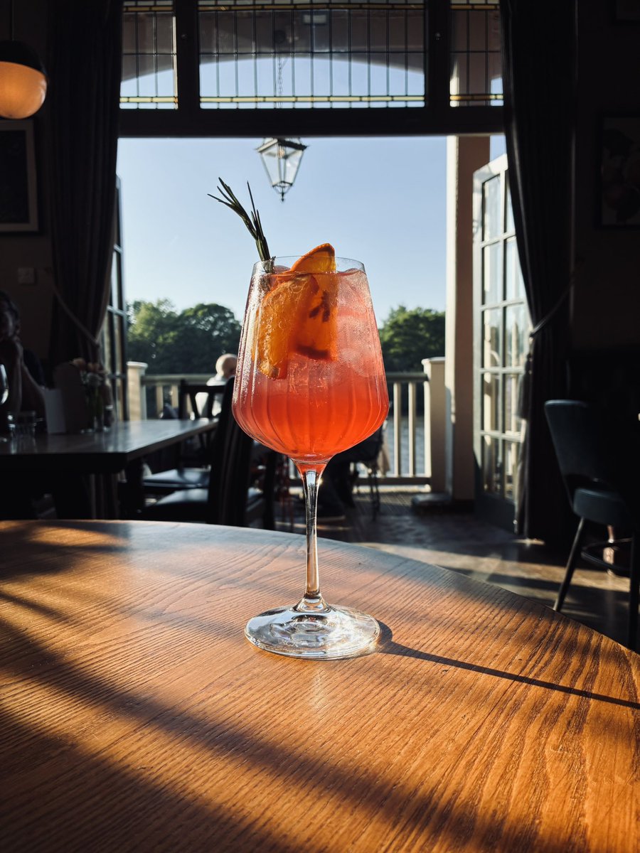 WhiteHartBarnes's tweet photo. Bank holiday spritzin!!! 

The white Hart - the place to be ☀️ https://t.co/V2BhKTKXyM