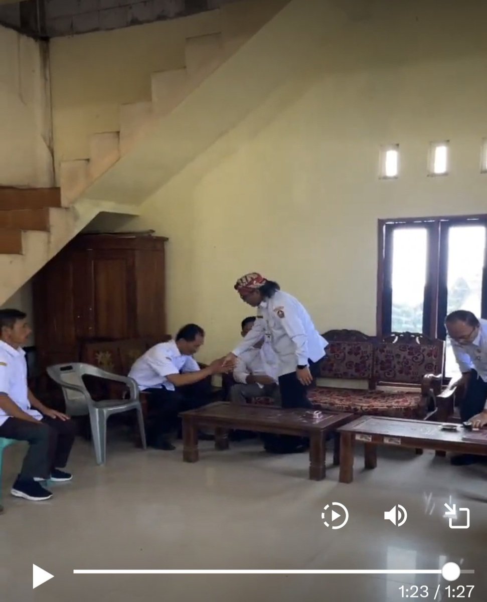ashuri_🇮🇩☕ (@mohamad_ashuri) on Twitter photo <a href="/Jelli_cent/">Jeni_Ly again</a> Wong disalami bupati'e wae ra ngadhek !!
Koplak²....
Ngrusak reputasi wong ndeso sing ngerti unggah ungguh 😤 <a href="/Jelli_cent/">Jeni_Ly again</a> Wong disalami bupati'e wae ra ngadhek !!
Koplak²....
Ngrusak reputasi wong ndeso sing ngerti unggah ungguh 😤