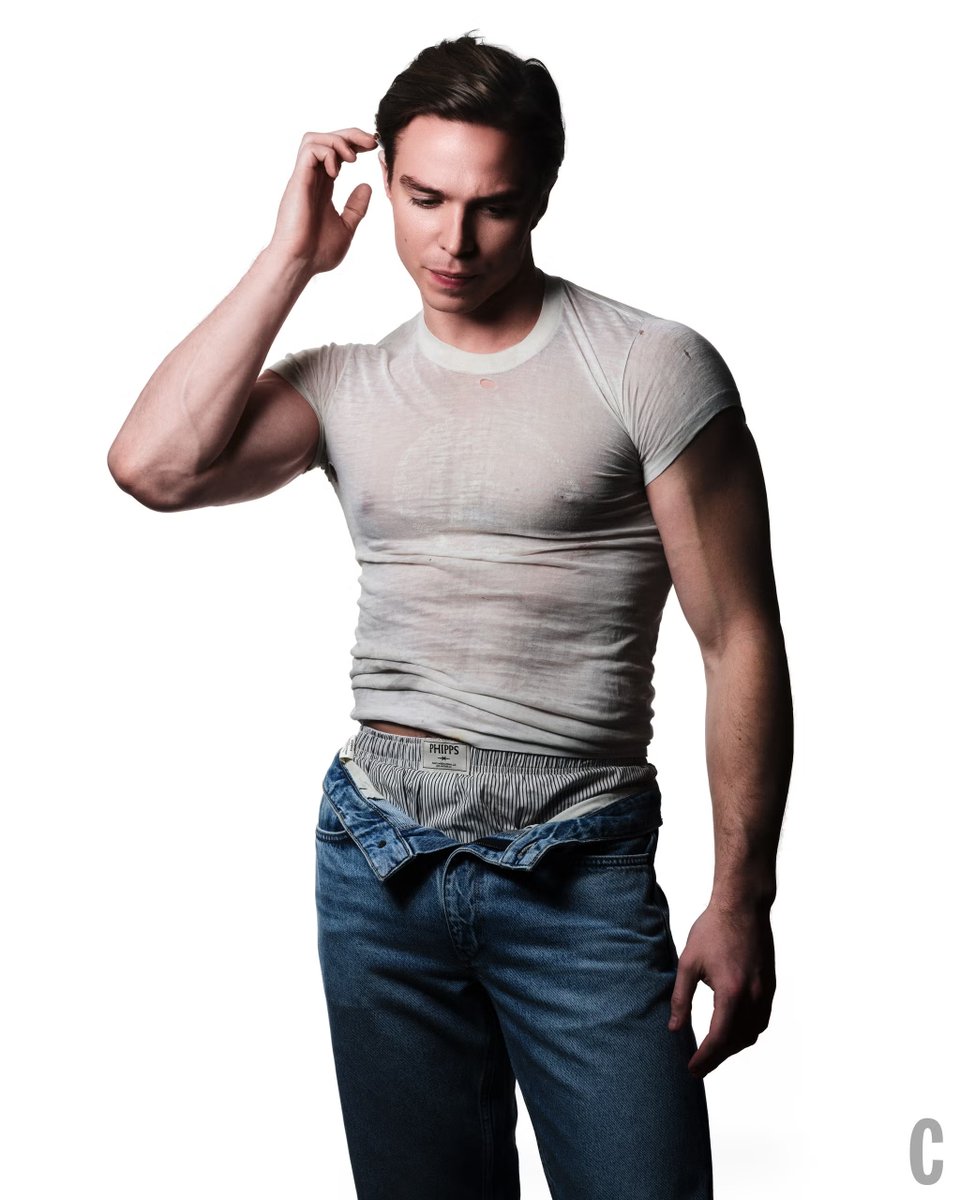 que T! Nicholas Alexander Chavez para a Cosmopolitan.