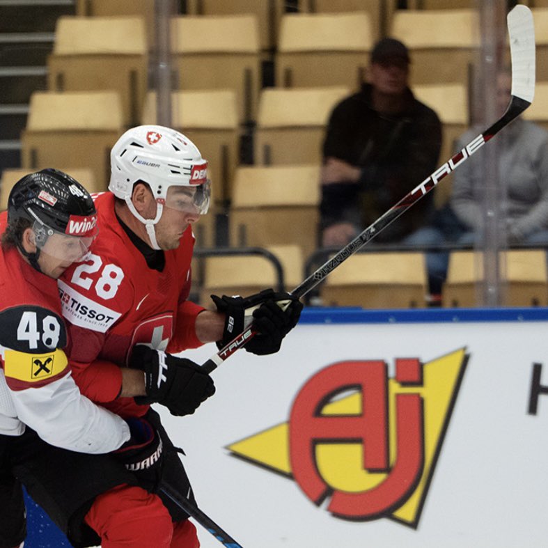 Timo Meier doesn’t want the Smoke… 😆

Switched back to the 9X4 in yesterday’s Quarterfinal matchup 🇨🇭

📸:<a href="/SwissIceHockey/">Swiss Ice Hockey</a> | #MensWorlds