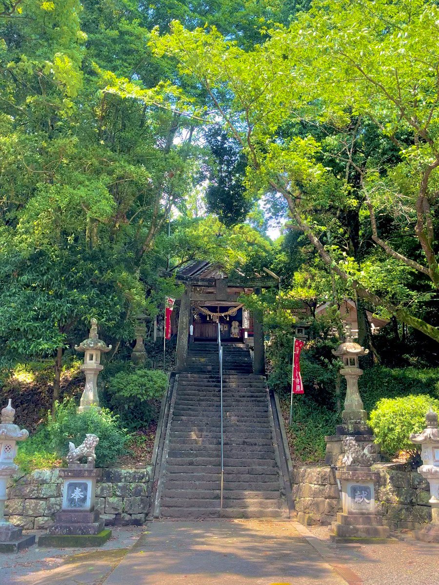 dokoden_saruku's tweet photo. 岡留熊野座神社
📍熊本県球磨郡あさぎり町免田西1579

蒙古襲来に際し、強敵を退け国家安定を祈り創建したとの由来を持ち、「難を留めて幸せを祈る社」として、幸福神社の別名を持つ神社です。

また、境内中段の西側には農家の雨乞いの神として祀られている雨の宮が、東側には旧本殿があります！ https://t.co/DSSIPkTn7E