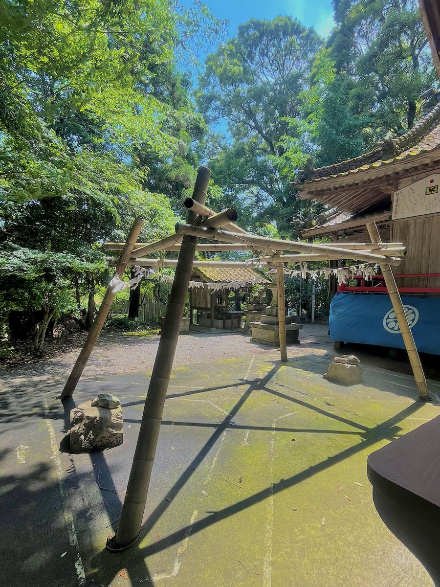 dokoden_saruku's tweet photo. 岡留熊野座神社
📍熊本県球磨郡あさぎり町免田西1579

蒙古襲来に際し、強敵を退け国家安定を祈り創建したとの由来を持ち、「難を留めて幸せを祈る社」として、幸福神社の別名を持つ神社です。

また、境内中段の西側には農家の雨乞いの神として祀られている雨の宮が、東側には旧本殿があります！ https://t.co/DSSIPkTn7E