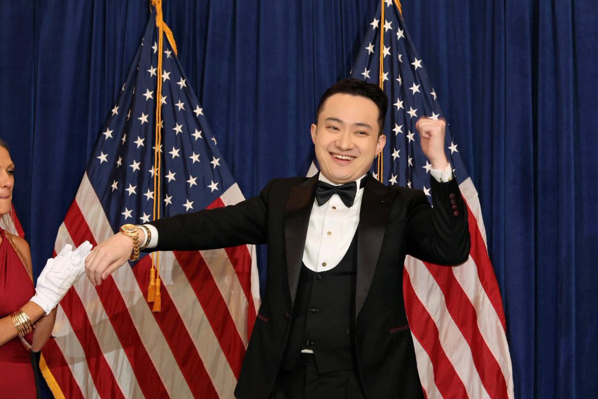 ⌚️Donald Trump gifted Justin Sun a personalized Trump Golden Tourbillon watch during the dinner for TRUMP token holders.