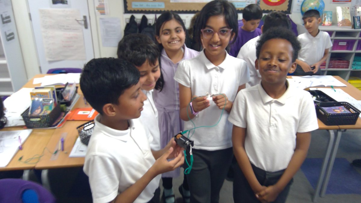 Y4 having fun learning all about circuits and electricity in science this week. We were finding out about "complete" circuits.