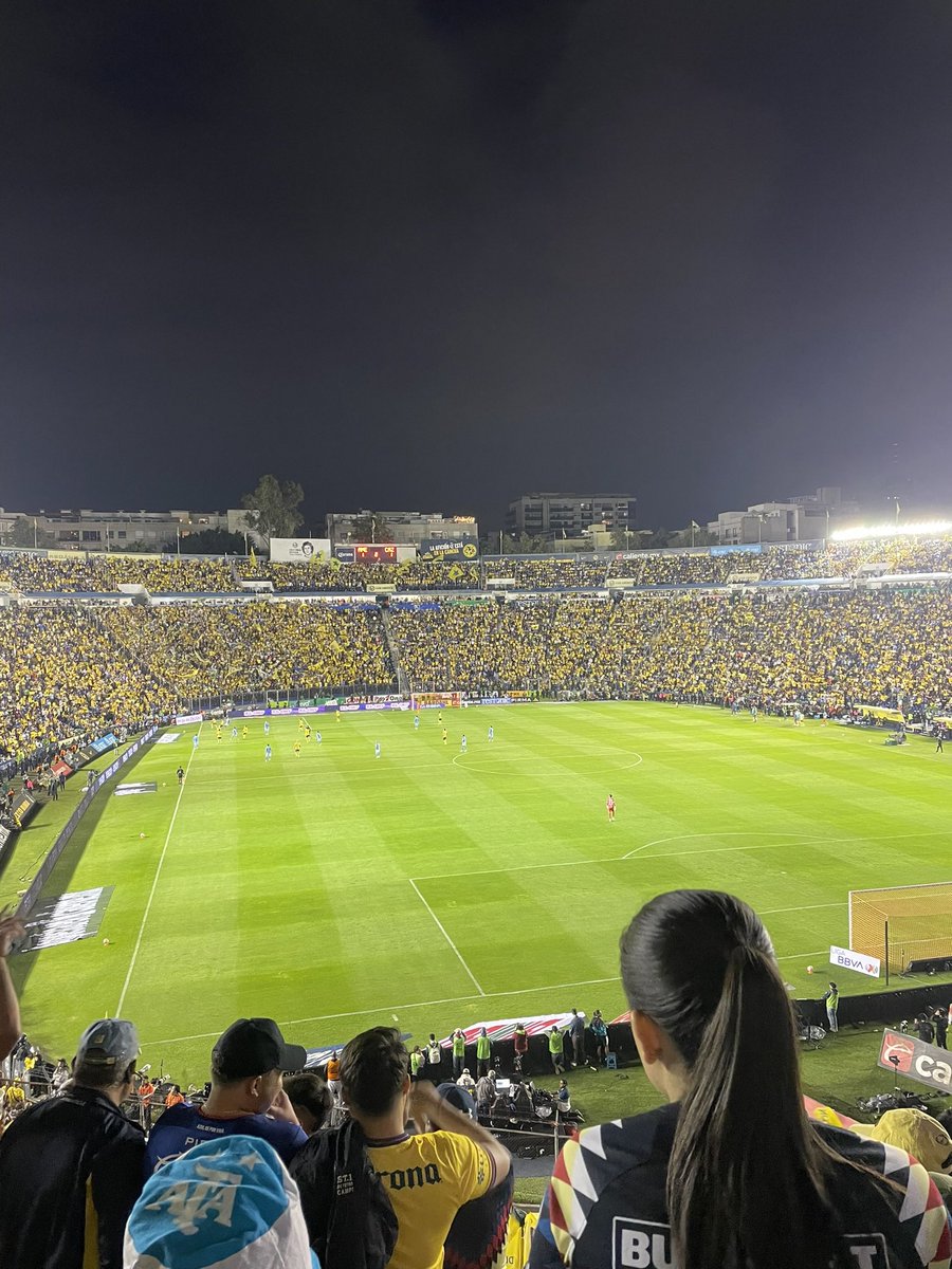 Gick på derby i Mexico City. Club América vidare till Clausura-final efter sent avgörande mål på rivalen Cruz Azul. Enastående fotbollsupplevelse.
