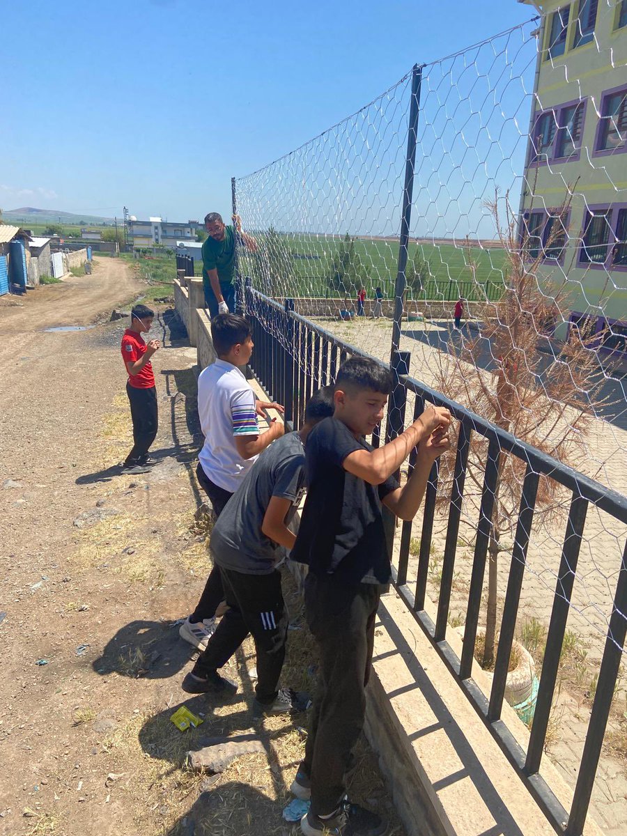 AmbarlDerik's tweet photo. Son dönemde öğrencimizin başına gelen duvardan düşme vakasından sonra okul müdürümüz ve müdür yardımcılarımız tarafından, öğrencilerimizin de yardımlarıyla okul duvarına tel örgü çalışması yapıldı. 
@derikmem47
@DerikKaymakam 
@mardinilmem 
@ali_eyyupkoca
@MstfaKAHRAMAN
@makdag47 https://t.co/fmQaqU4o8J