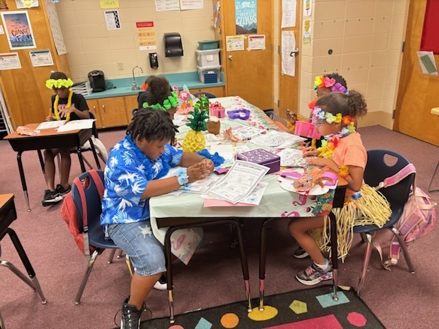 HarperEagles's tweet image. 🌴✨ Last day of school vibes! Ms. Lyons's class dove into the wonders of Hawaii, exploring its beautiful culture and scenery. 🏄‍♀️🌺 What a way to end the year! 📚💖
#Hawaii #ClassFun #LastDayOfSchool #LearningIsFun #GoodbyeSchoolYear