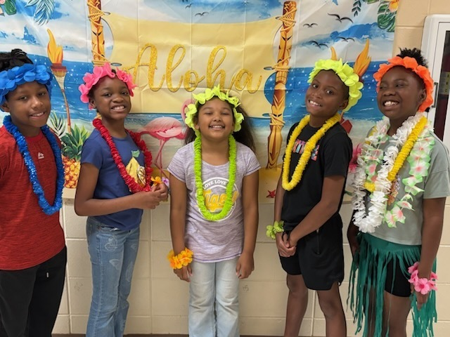 HarperEagles's tweet image. 🌴✨ Last day of school vibes! Ms. Lyons's class dove into the wonders of Hawaii, exploring its beautiful culture and scenery. 🏄‍♀️🌺 What a way to end the year! 📚💖
#Hawaii #ClassFun #LastDayOfSchool #LearningIsFun #GoodbyeSchoolYear