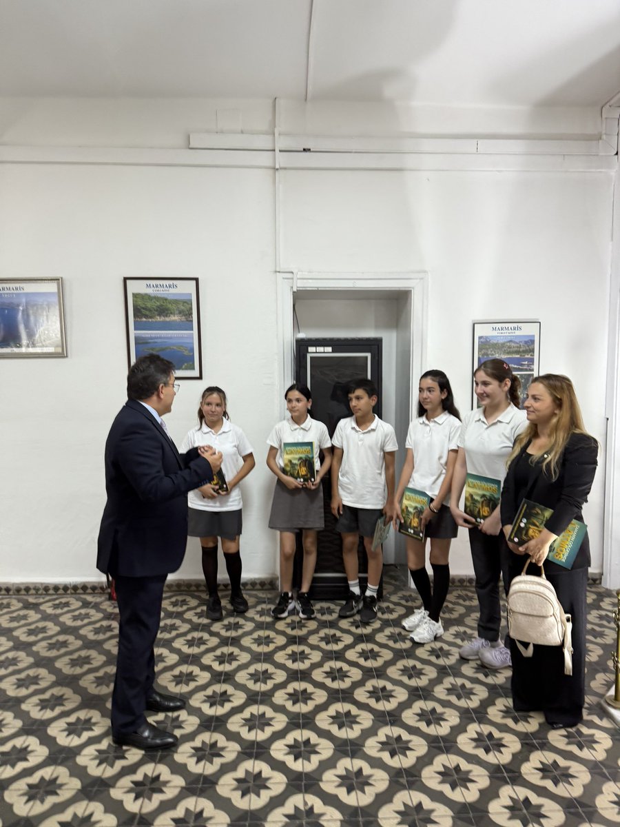 Cumhurbaşkanlığımız tarafından 2025 yılının “Aile Yılı” ilan edilmesi münasebetiyle, Marmaris Evrenpaşa Ortaokulu öğrencileri tarafından yürütülen “Zamanın Gölgesinde: Latmos” adlı özgün proje kapsamında, öğrenciler,
Kaymakamımız Sayın Nurullah Kaya’yı makamında ziyaret etti.