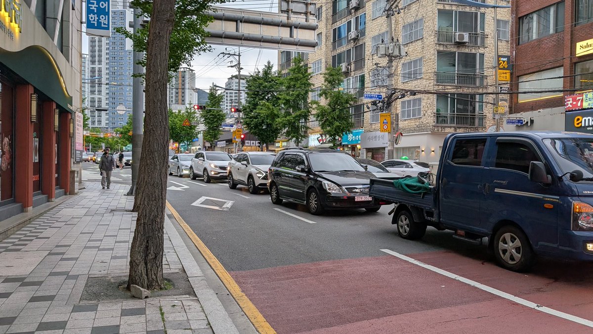 DAYSDAY1395401's tweet photo. 韓国では街の大小に��わらず大きな渋滞が発生。
見てると原因は、青信号でも左折やUターンができない(標識で可能な所あり)、片側2車線以上の道路はUターン路以外Uターン禁止。右折後に歩行者信号が青だと進めない。1回の信号待ちが3〜4分などと色々な要因が重なってるように見えます🤔
#車で韓国 https://t.co/1UGMQW8Lb0