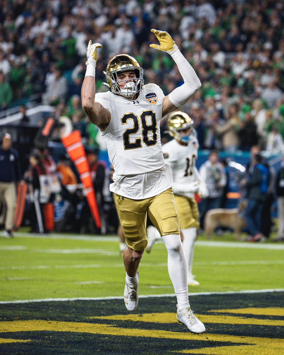 NDFootball's tweet photo. 1️⃣0️⃣0️⃣ days until we kick off the season back in Miami 

#GoIrish☘️ https://t.co/lSVGkfWXQG