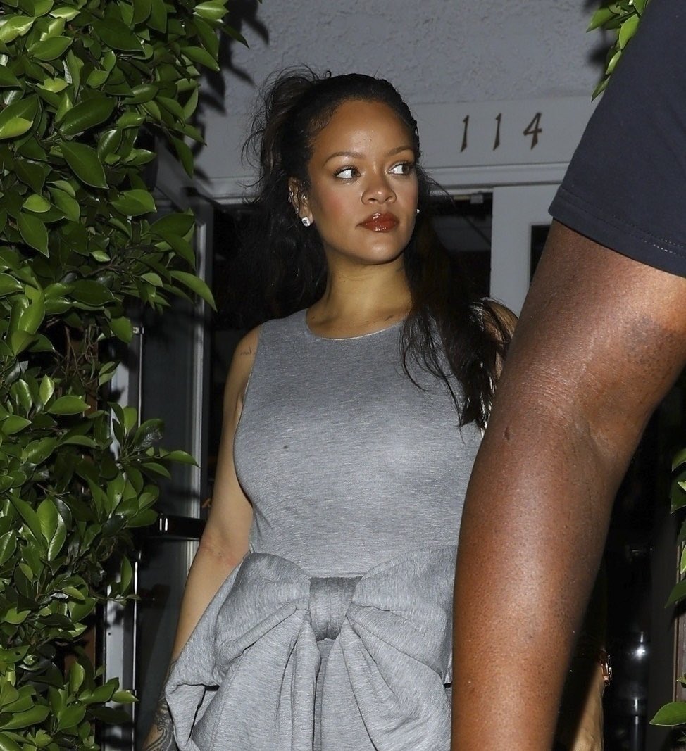 RNavyNation's tweet photo. Rihanna foi vista saindo do restaurante Giorgio Baldi, ontem à noite (22). https://t.co/HkOosS3HPN