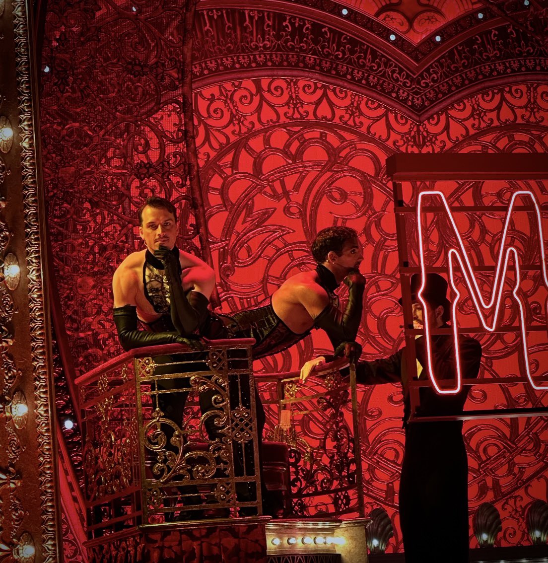 anth0190's tweet photo. What a show and an amazing cast 🎭 #moulinrouge #edinburgh #playhouse https://t.co/rbv7o2mT0K