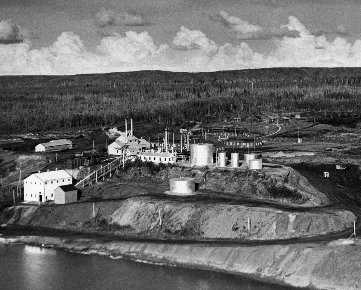 In the late-1950s, Alberta wanted to exploit the Athabasca Oil Sands in Northern Alberta.
The plan, which received approval, was to use atomic weapons to boil the bitumen deposits to reduce their viscosity for harvesting.
This is the story of Project Oilsand.

🧵1/10