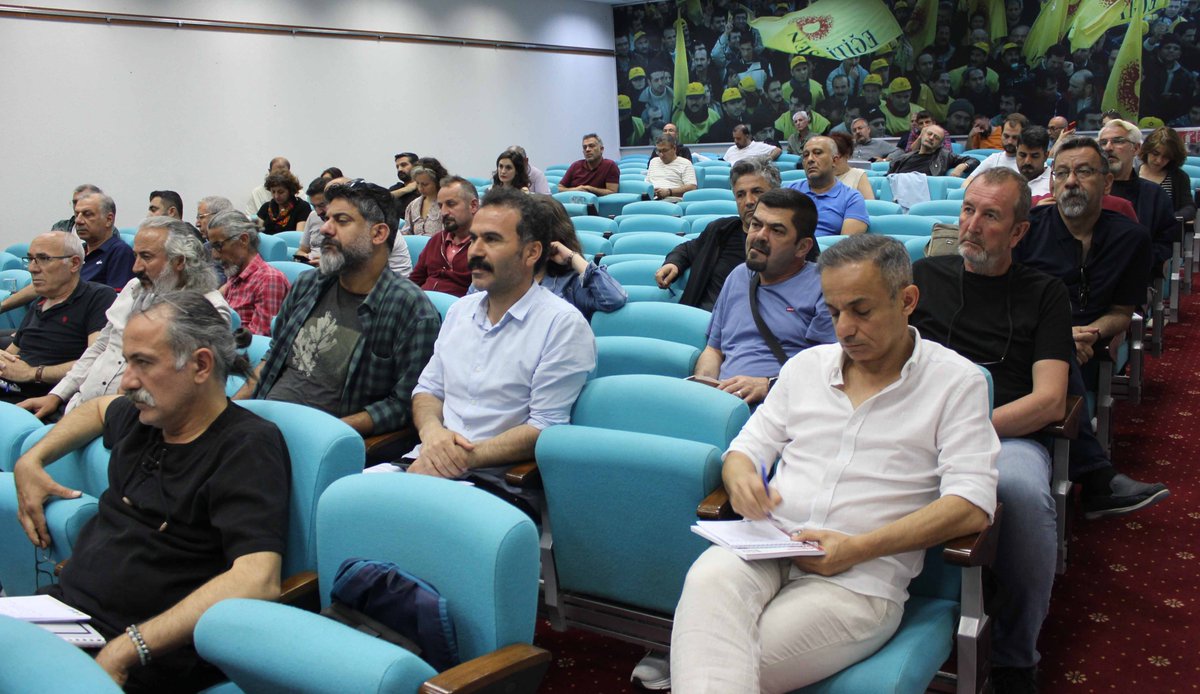 egitimsen's tweet photo. Eğitim Sen 12. Dönem 6. Genel Meclis toplantısında, Genel TİS ve Hukuk Sekreterimiz Özlem Tolu ile Genel Yükseköğretim ve Eğitim Sekreterimiz Evrim Gülez, sekreterliklerinin çalışmaları hakkında bilgilendirme yaptılar. Toplantı, şube başkanlarımızın, şube çalışmalarına yönelik bilgilendirmeleriyle devam ediyor.