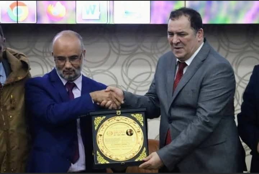 183019541962DZ's tweet photo. وزير الإتصال يكرم أحد اعضاء جمعية إماراتية تنشط من أجل ما يسمى ب" الديانة الإبراهيمية".جمعية ممولة من الإمارات ومقرها في المروك. هذا تحدي صريح ومعلن ضد الثوابت الجزائرية المدست��ة. هل سيُسئل الوزير على هذه السقطة ؟ #الحرية_لبلغيث https://t.co/wNh6jdE78T