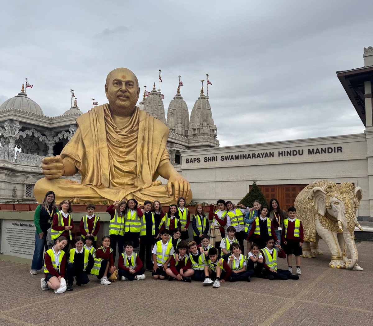 Canada_Blanch's tweet image. ✨ Hoy el alumnado de 5º de Primaria ha visitado el templo hindú BAPS Shri Swaminarayan Mandir en Londres.
Una experiencia única para conocer el hinduismo y admirar su impresionante arquitectura. 🙏🏼🛕🌸
#ExcursiónEscolar #Hinduismo #Londres #SwaminarayanMandir
@consejeriauk