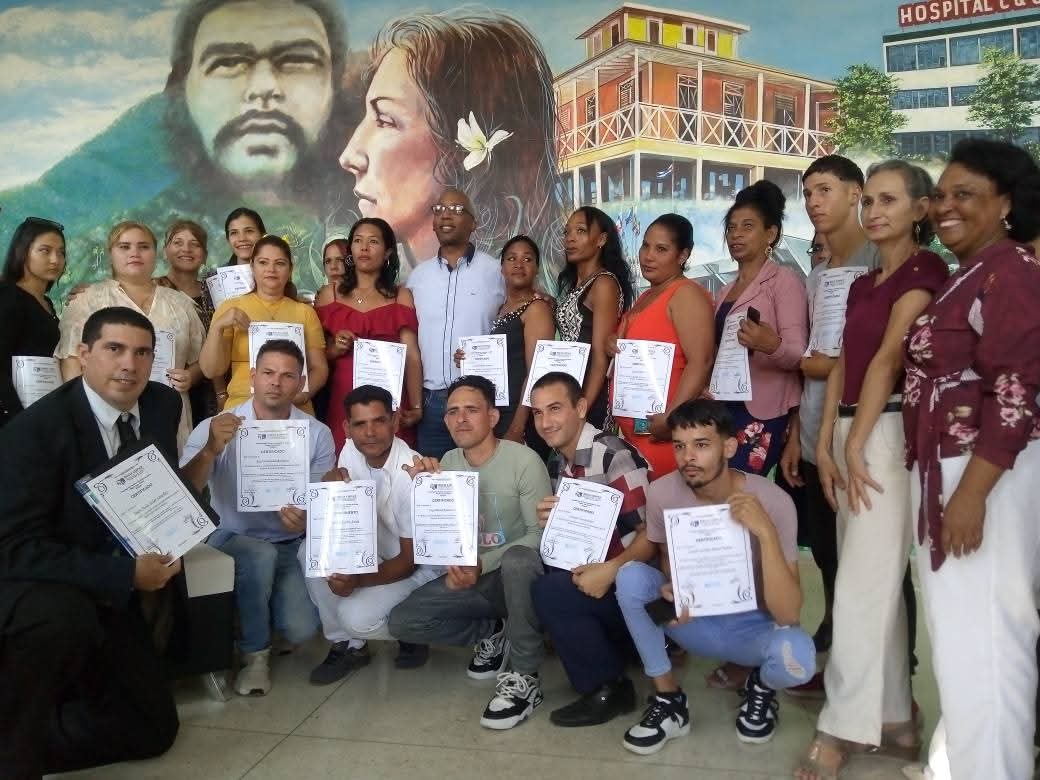Con #HonorHolguinero se graduó la edición XVI del entrenamiento a reservas de cuadros políticos de la facultad del <a href="/PartidoPCC/">Partido Comunista de Cuba</a> de #Cuba de #HolguínSí "Pedro Días Coello". Gran calidad de estos jóvenes que le brindarán un servicio a la Patria con mayor preparación.