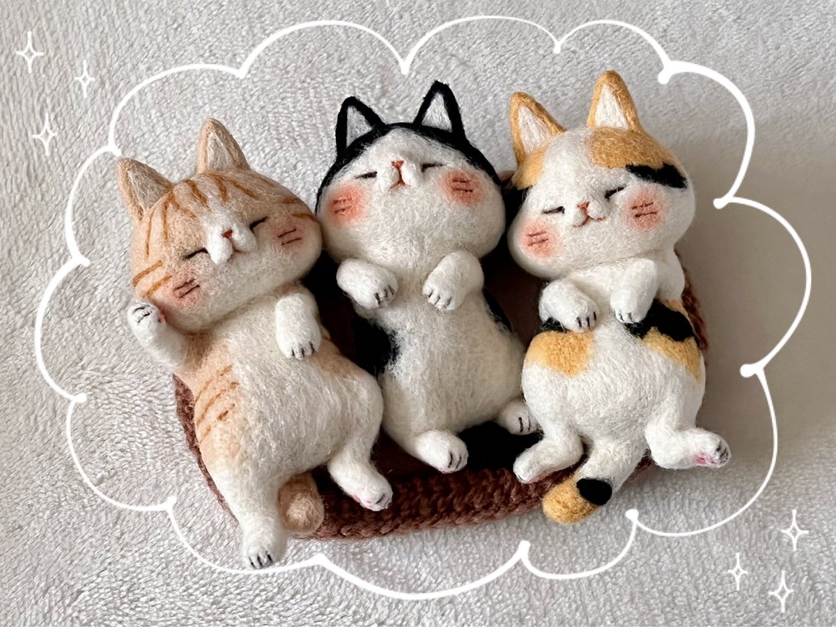 羊毛フェルトで【愉快な3ニャンズ】を
作りました♪ それぞれヘソ天で気持ち良さ
そうに寝ています^ ^
この後、ネコベッドを作って完成です♪

完成しましたらminneに出品する予定で
います(^^)