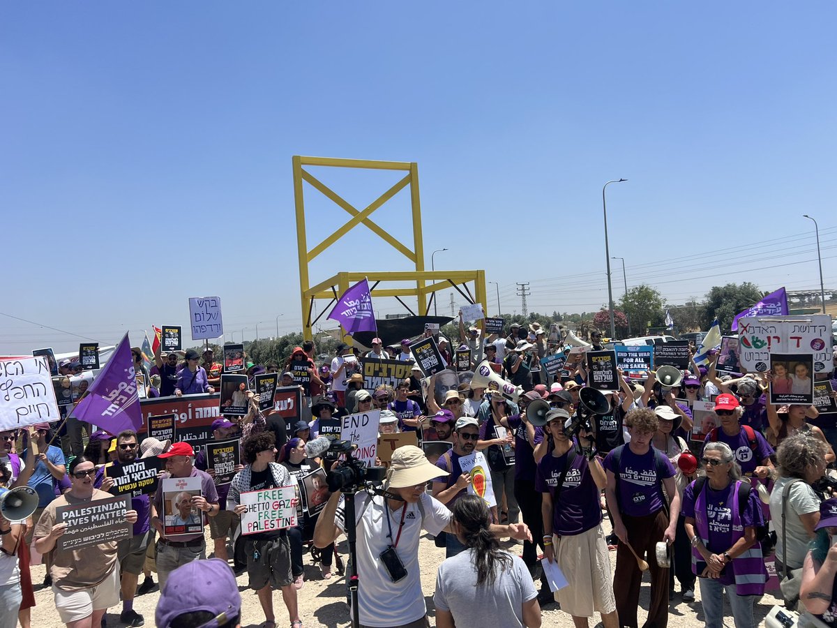 אלון-לי <a href="/AlonLeeGreen/">Alon-Lee Green - ألون-لي جرين - אלון-לי גרין 🟣</a> נעצר בשבוע שעבר כי הוא הפגין נגד ההרעבה וההשמדה בעזה ובעד החזרת החטופים.
היום הוא השתחרר ממעצר בית — וישר חזר להפגין איתנו, עם אותה מחויבות, אותה קריאה ברורה, אותו אומץ.
יש מי שמנסים להשתיק את הקול הזה. אבל הקול הזה רק הולך ומתחזק.
<a href="/AlonLeeGreen/">Alon-Lee Green - ألون-لي جرين - אלון-לי גרין 🟣</a> הוא מנהיג