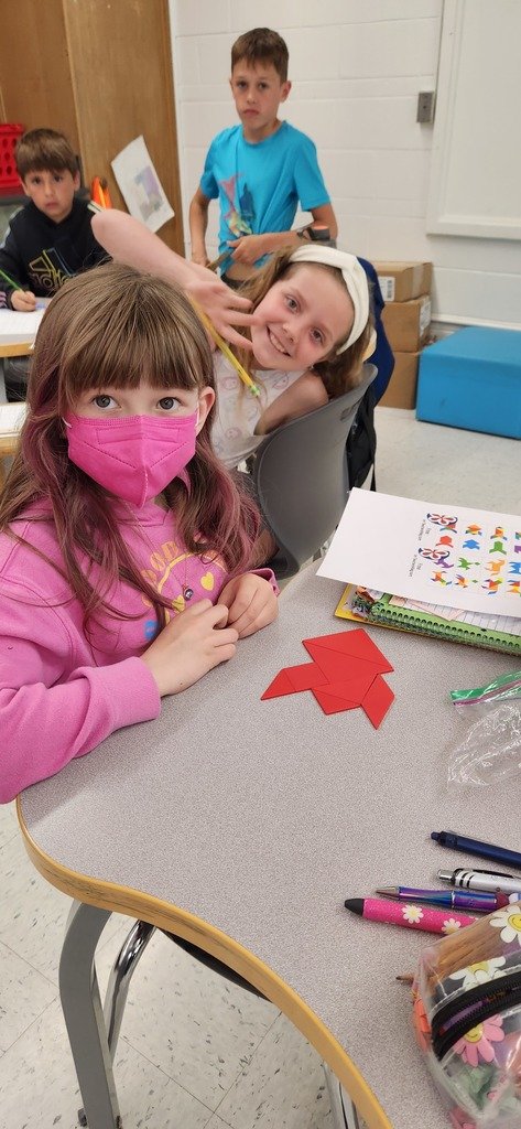 Students in Mrs. Hay's class were spending time creating tessellation pictures and solving tangram puzzles!    🧠🎨🧩  ¡Los estudiantes de la clase de la Sra. Hay estuvieron creando imágenes de teselaciones y resolviendo rompecabezas de tangram! #JeffersonJourney🐝