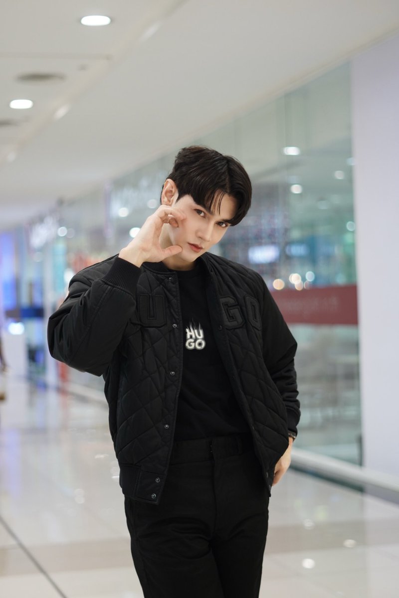 Ndolkn's tweet photo. Men in black🖤
.
.
.
#ndolkn #ndolknin #og_londol
Jewelry: @poch_diamonds
Make up : @Makeup_boy_88
Stylist: @Jackmuller
Dress : @hugo_official @hugo_siam_paragon
#ฉันคอยเธอ
#我等你
#ฉันคอยเธอณแป้
#ipromiseiwillcomeback
#IPRomisePressTour https://t.co/993N30lGDQ