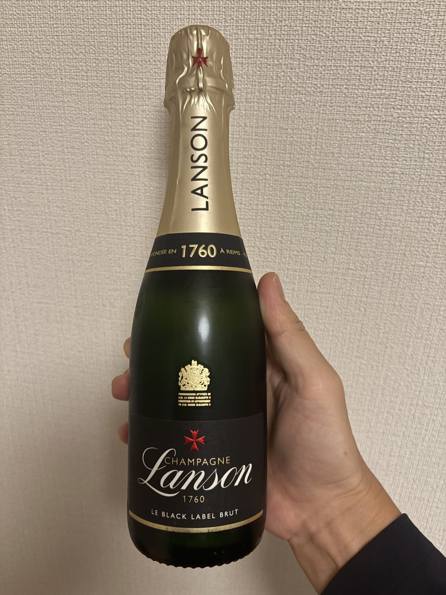 tohken0610's tweet photo. 一カ月ぶりの湯船🛁に浸かってからの泡🫧
コレ以上に至福な時があろうか!
なんと入院中に妻がハーフボトルをダース買いしてくれてた😆
普段の夕食には二人でハーフくらいがちょうどいい。
#Champagne
#LANSON
BLACK LABEL BRUT https://t.co/67EFLLYrhd